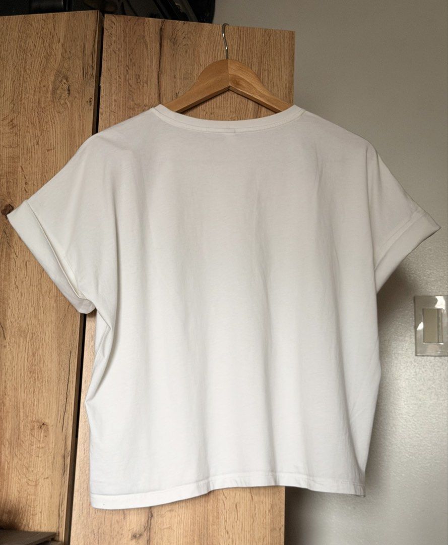 Uniqlo White Shirt (Category: Shirts) located in Mandaluyong City. Submitted by kat.declutters (Listing ID 1459724065, Image 3). Description: Uniqlo boxy white shirt Small 22.75” L x 23” W Fair condition Slight yellowing on collar.