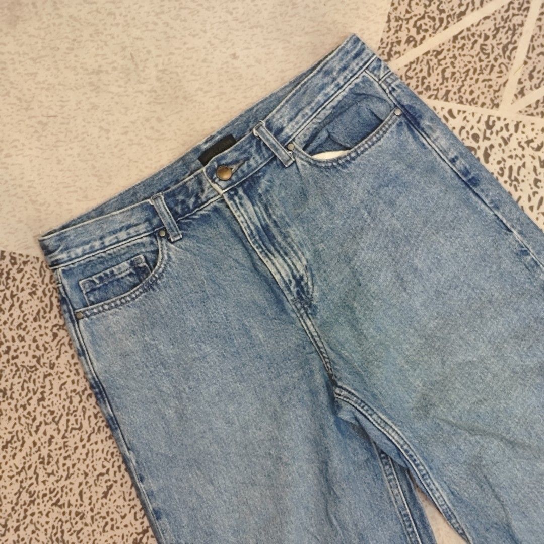 UNIQLO Wide Straight Jeans (Category: Jeans) located in Tanay. Submitted by polothriftedit (Listing ID 1459843362, Image 2). Description: No issue Excellent condition YKK zipper No loose stitches, no distressing dimes: waist: 25" on tag (30"-32" sa medida) total length: 40" inseam: 30" thigh: 12" hem: 10" no return, no exchange, no refund [ pwede tumawad kahit walang kasalanan ].