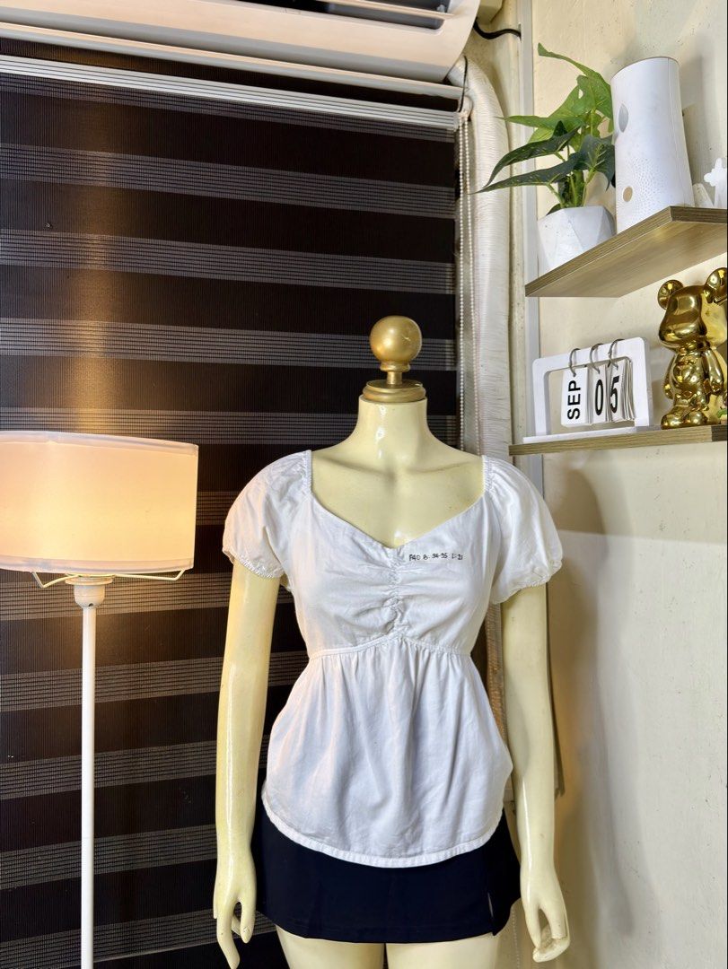 URBAN REVIVO PUFF BLOUSE (A40) (Category: Blouses) located in Bulacan. Submitted by nicolaiscloset (Listing ID 1459774264, Image 2). Description: .