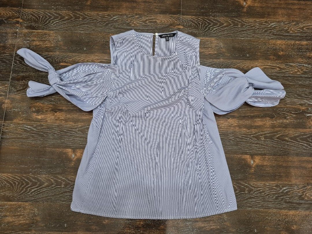 Urban Revivo Stylish Top (Category: Blouses) located in Santa Cruz. Submitted by deenem (Listing ID 1459739735, Image 3). Description: Bust:18.5 (37))) Lenght:25.