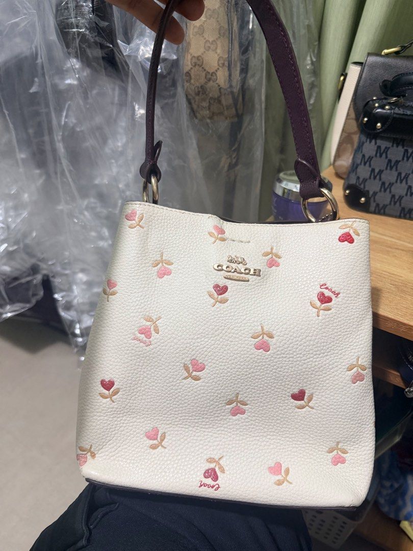 Used Coach small town bucket Orig (Category: Luxury Bags & Wallets) located in Manila. Submitted by freeturtle.fc17dc (Listing ID 1459861364, Image 1). Description: .