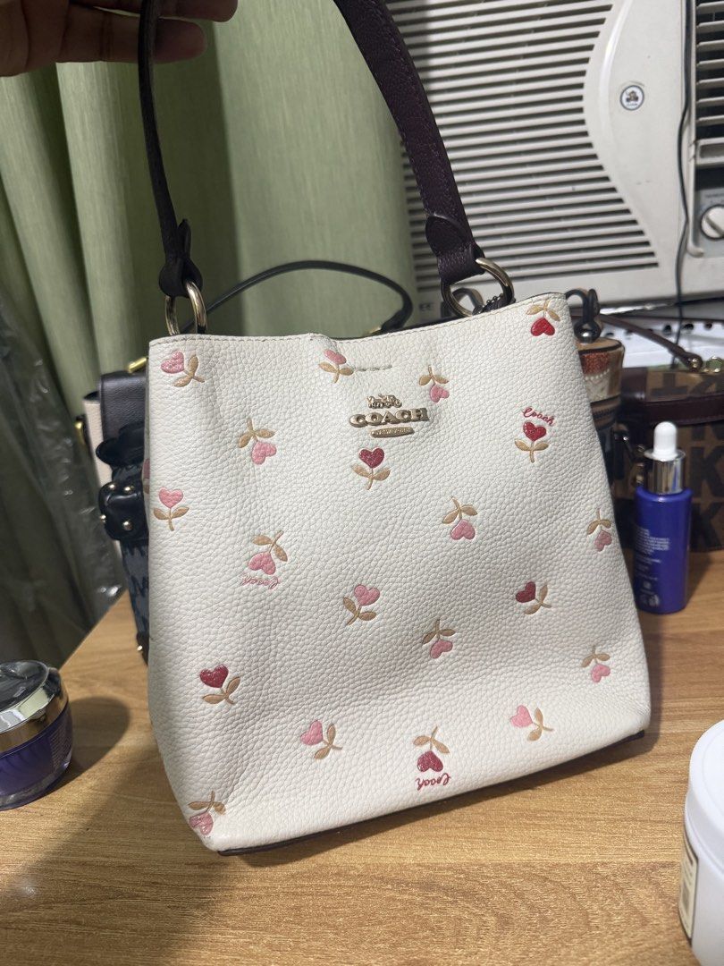 Used Coach small town bucket Orig (Category: Luxury Bags & Wallets) located in Manila. Submitted by freeturtle.fc17dc (Listing ID 1459861364, Image 2). Description: .
