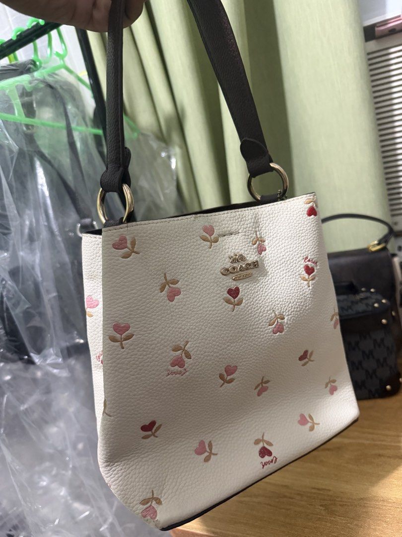 Used Coach small town bucket Orig (Category: Luxury Bags & Wallets) located in Manila. Submitted by freeturtle.fc17dc (Listing ID 1459861364, Image 3). Description: .