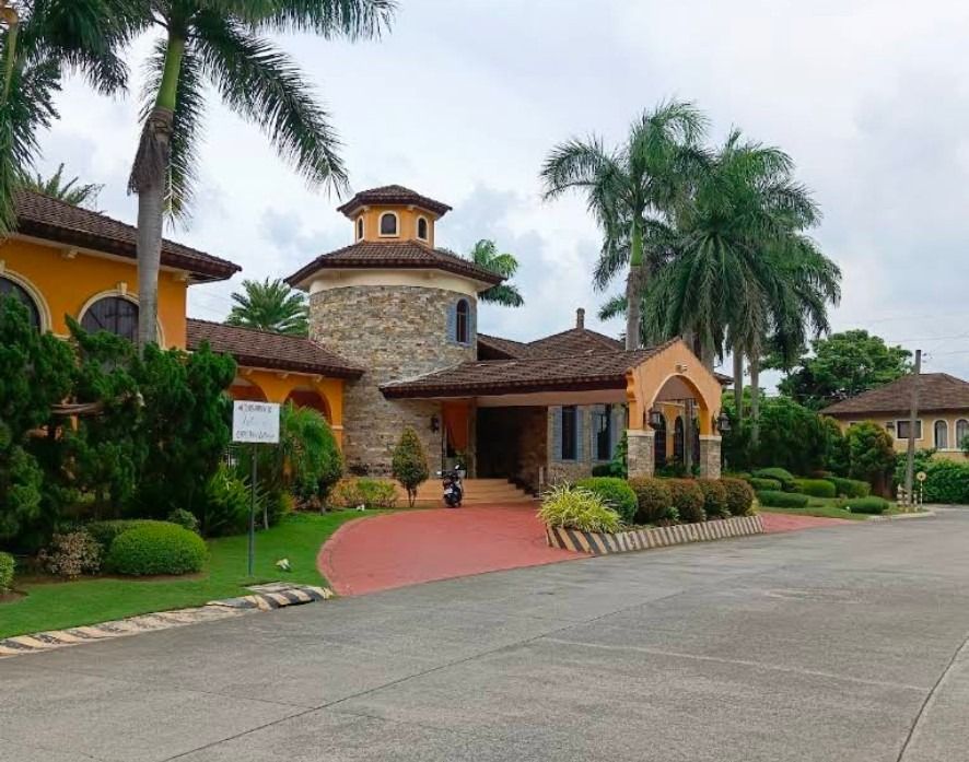 Valenza Pontevedra Nuvali Lot (Category: Lot) located in Muntinlupa City. Submitted by luke825458 (Listing ID 1459822630, Image 1). Description: 121 SQM LOT – VALENZA, STA. ROSA PROPERTY DETAILS • Lot Size: 121 sqm • Dimensions: 11m × 11m (Perfect Square) • Orientation: Morning Sun (East-Facing) • Property is located in a 3 lane wide road and and about 150 meters from Clubhouse • Clean title, HOA dues payment up to date. • Vicinity: Walking Dista