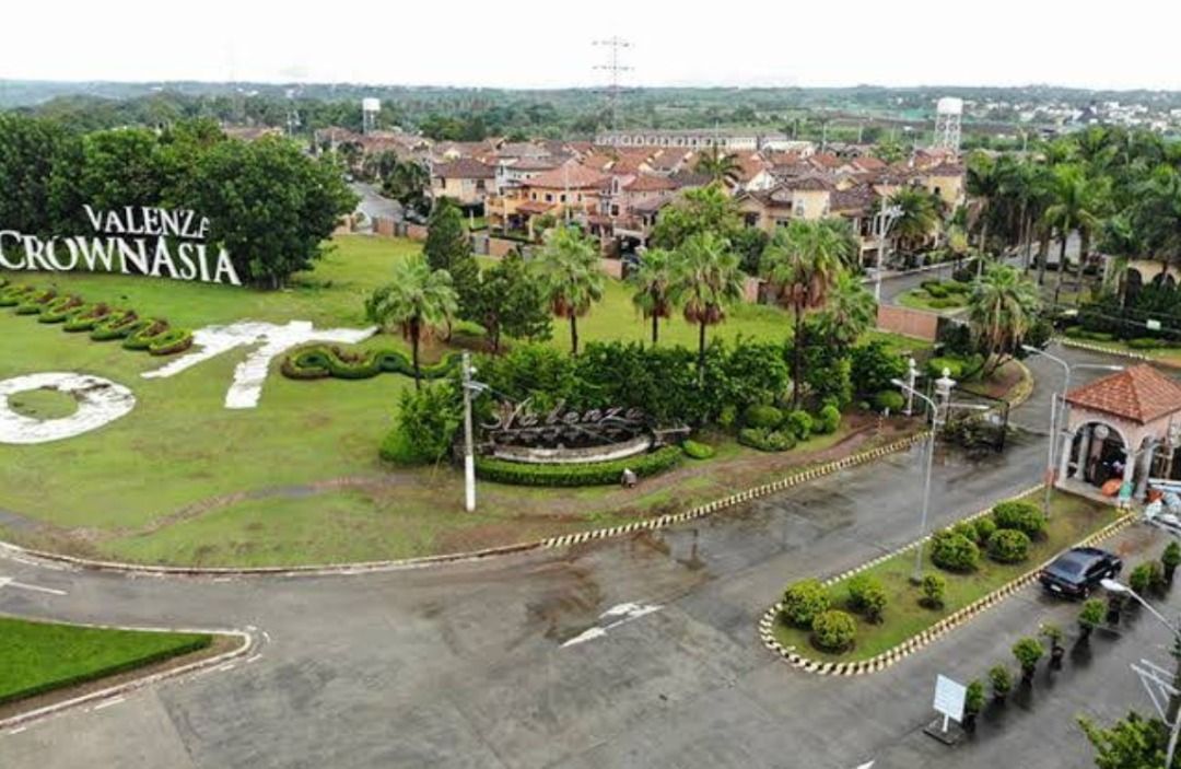 Valenza Pontevedra Nuvali Lot (Category: Lot) located in Muntinlupa City. Submitted by luke825458 (Listing ID 1459822630, Image 2). Description: 121 SQM LOT – VALENZA, STA. ROSA PROPERTY DETAILS • Lot Size: 121 sqm • Dimensions: 11m × 11m (Perfect Square) • Orientation: Morning Sun (East-Facing) • Property is located in a 3 lane wide road and and about 150 meters from Clubhouse • Clean title, HOA dues payment up to date. • Vicinity: Walking Dista