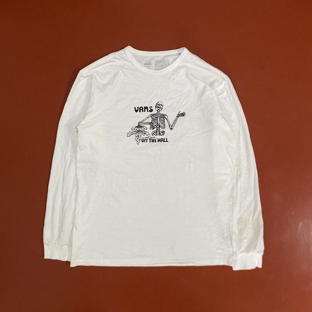 VANS LONGSLEEVES SWEATSHIRT (Category: Sets & Coordinates) located in Pasig City. Submitted by buzzthrifty (Listing ID 1459833178, Image 1). Description: SIZE M-L 21x27 EXCELLENT CONDITION WASH KONTI.