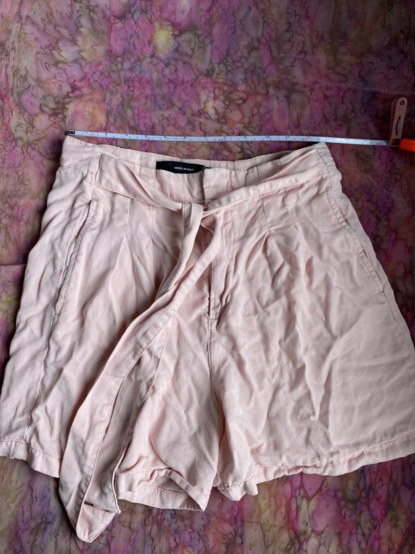 Vero Moda Pink Loose Summer Shorts (Category: Shorts) located in Pulupandan. Submitted by pointyspoon (Listing ID 1459745104, Image 1). Description: - Brand: Vero Moda - Color: Pink - Fit: Loose - Features: Tie waist, pockets - Material: 100% Lyocell - Size: GA - Perfect for summer!.