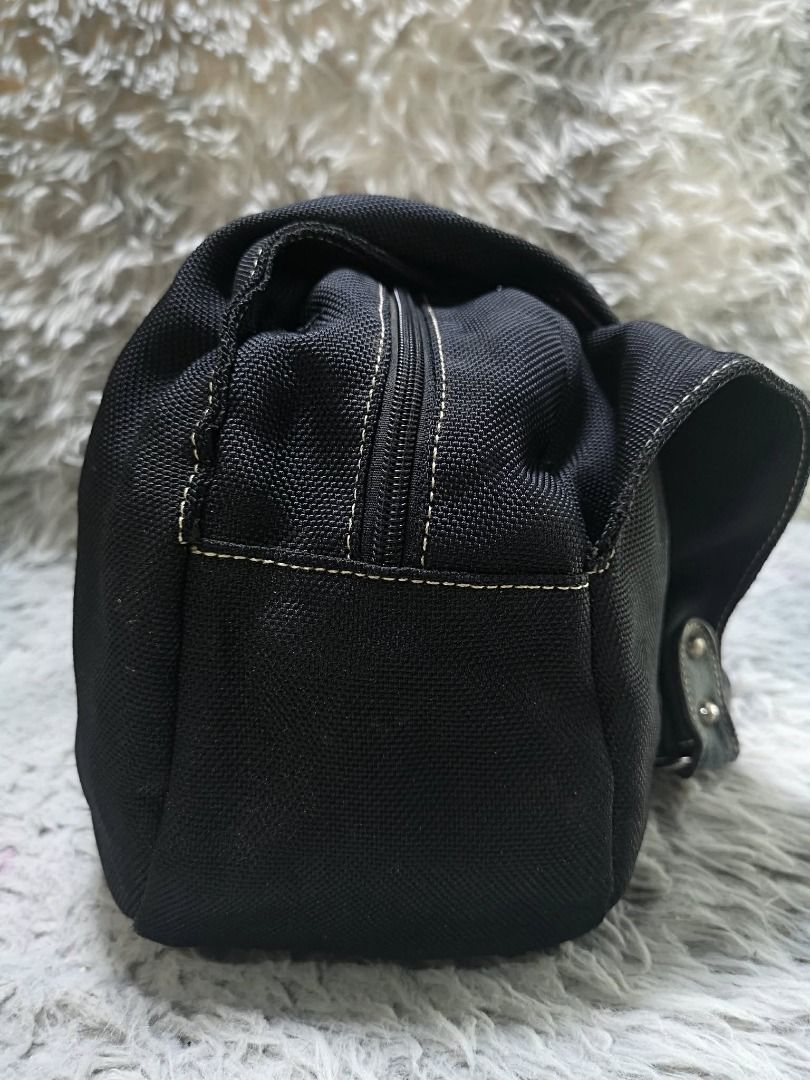 Vertical Zippered Front Pocket Shoulder Bag (Category: Shoulder Bags) located in Santa Cruz. Submitted by jmy_surplus.2 (Listing ID 1459720309, Image 3). Description: Size ; L- 11 W - 16 Color ; Black Type ; Shoulder bag Brand ; No brand Material ; Nylon Style ; Black nylon Shoulder Bag LR 165 JMY 4 Batch #220 AVAILABLE.