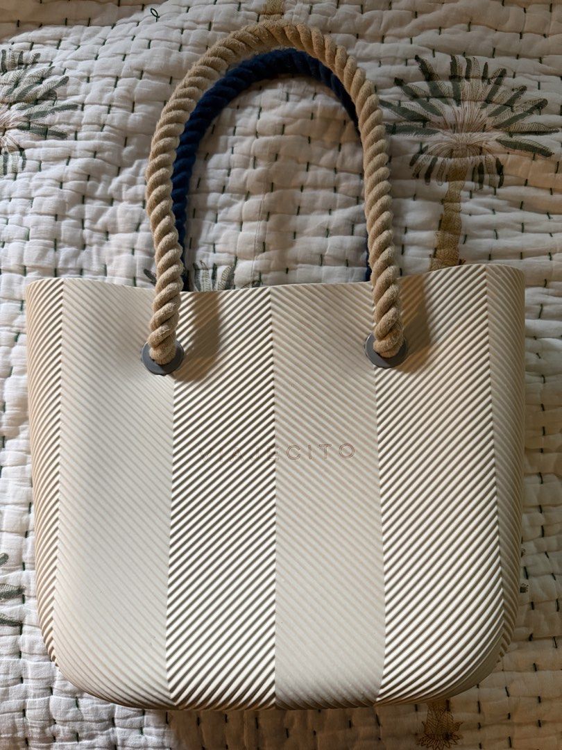 VIAJECITO bundle (Category: Tote Bags) located in Muntinlupa City. Submitted by lighterclosets (Listing ID 1459695084, Image 1). Description: - Cream colored tote bag - Diagonal stripe texture - Rope handles with blue accents - Comes with a separate crossbody pouch - Pouch has an adjustable strap - Ideal for beach days or everyday use.