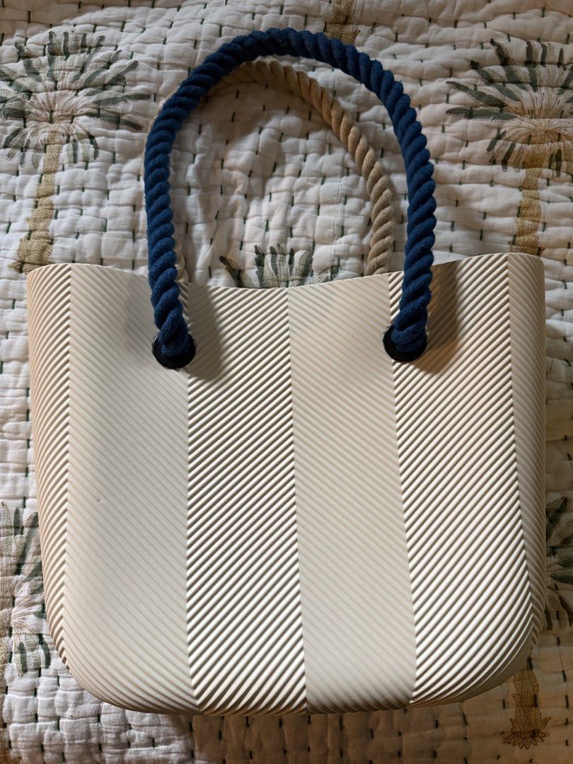 VIAJECITO bundle (Category: Tote Bags) located in Muntinlupa City. Submitted by lighterclosets (Listing ID 1459695084, Image 2). Description: - Cream colored tote bag - Diagonal stripe texture - Rope handles with blue accents - Comes with a separate crossbody pouch - Pouch has an adjustable strap - Ideal for beach days or everyday use.