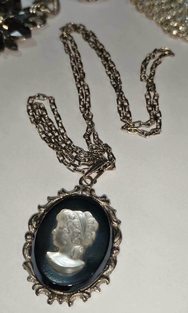 Vintage Cameo Necklace (Category: Necklaces) located in Manila. Submitted by thrifty_cool (Listing ID 1459851702, Image 1). Description: .