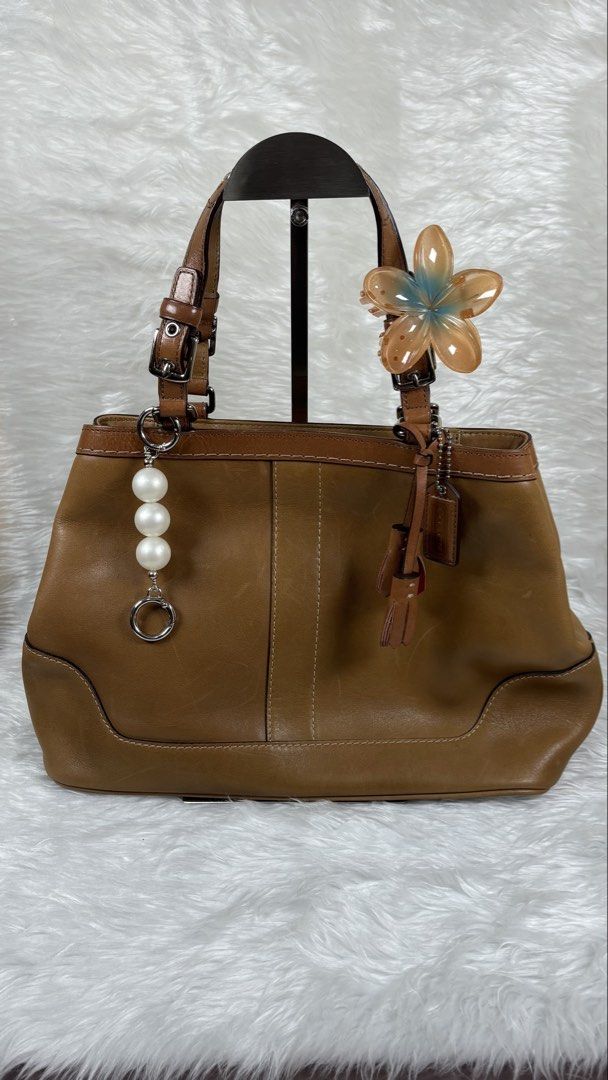 Vintage Coach Leather Tote Bag (Category: Shoulder Bags) located in Manila. Submitted by vintage_og_bagash (Listing ID 1459831125, Image 1). Description: Vintage Coach Leather Tote Bag Details: • Brand: Coach • Model: Leather Tote Bag • Color: Tan/Camel • Material: Genuine leather • Silver-tone hardware • Open top with spacious interior • Dual leather shoulder straps • Comfortable shoulder carry • Fits daily essentials, notebook, wallet, phone, m