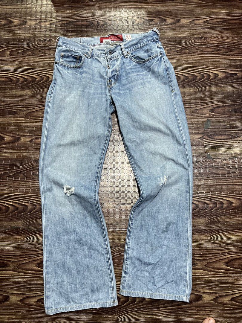 Vintage Guess y2k (Category: Jeans) located in Manila. Submitted by okeanos (Listing ID 1459759636, Image 1). Description: - Light wash Guess Jeans - Size 31 - Distressed and ripped legs (as pictured) - Classic denim style - Embroidered back pockets - Button fly closure - Ideal for a casual look.