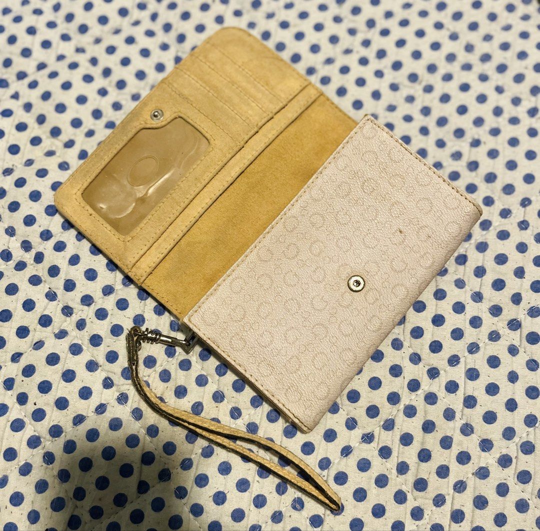 Vintage Guess Zipper Wallet (Category: Wallets & Card holders) located in Navotas City. Submitted by y2kikaystuff (Listing ID 1459859077, Image 3). Description: Vintage Guess Zipper Wallet Sign of usage Very presentable Not ukay Vintage condition Personal item from Japan From 350 down to 200 only.