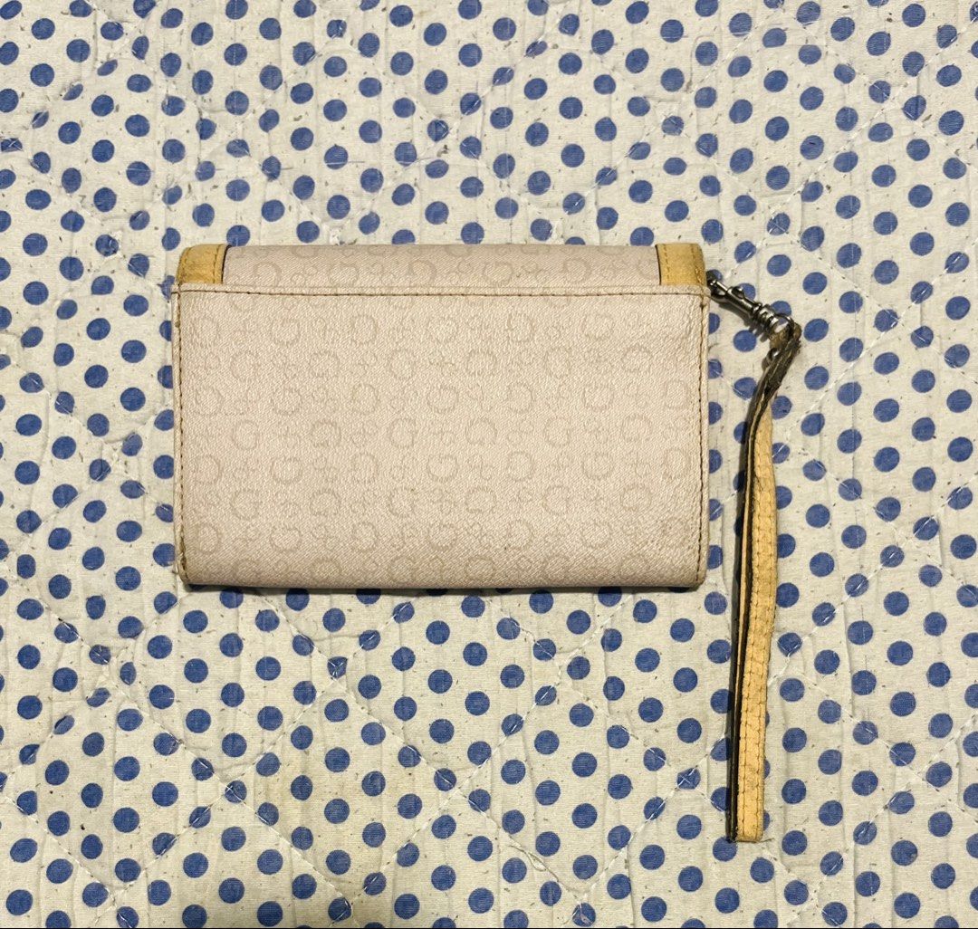 Vintage Guess Zipper Wallet (Category: Wallets & Card holders) located in Navotas City. Submitted by y2kikaystuff (Listing ID 1459859077, Image 2). Description: Vintage Guess Zipper Wallet Sign of usage Very presentable Not ukay Vintage condition Personal item from Japan From 350 down to 200 only.
