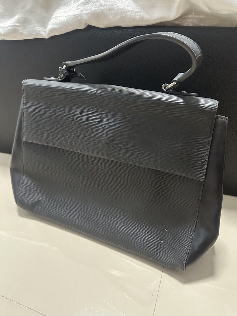 Vintage Louis Vuitton Handbag (Category: Laptop Bags & Sleeves) located in Manila. Submitted by mae__________c (Listing ID 1459786385, Image 1). Description: Slight leather issue on the handle (seen on the picture) Declutter Sta ana manila Not sure if authentic but complete brand tags and embossed tags on zipper, inside lining and outside design. .