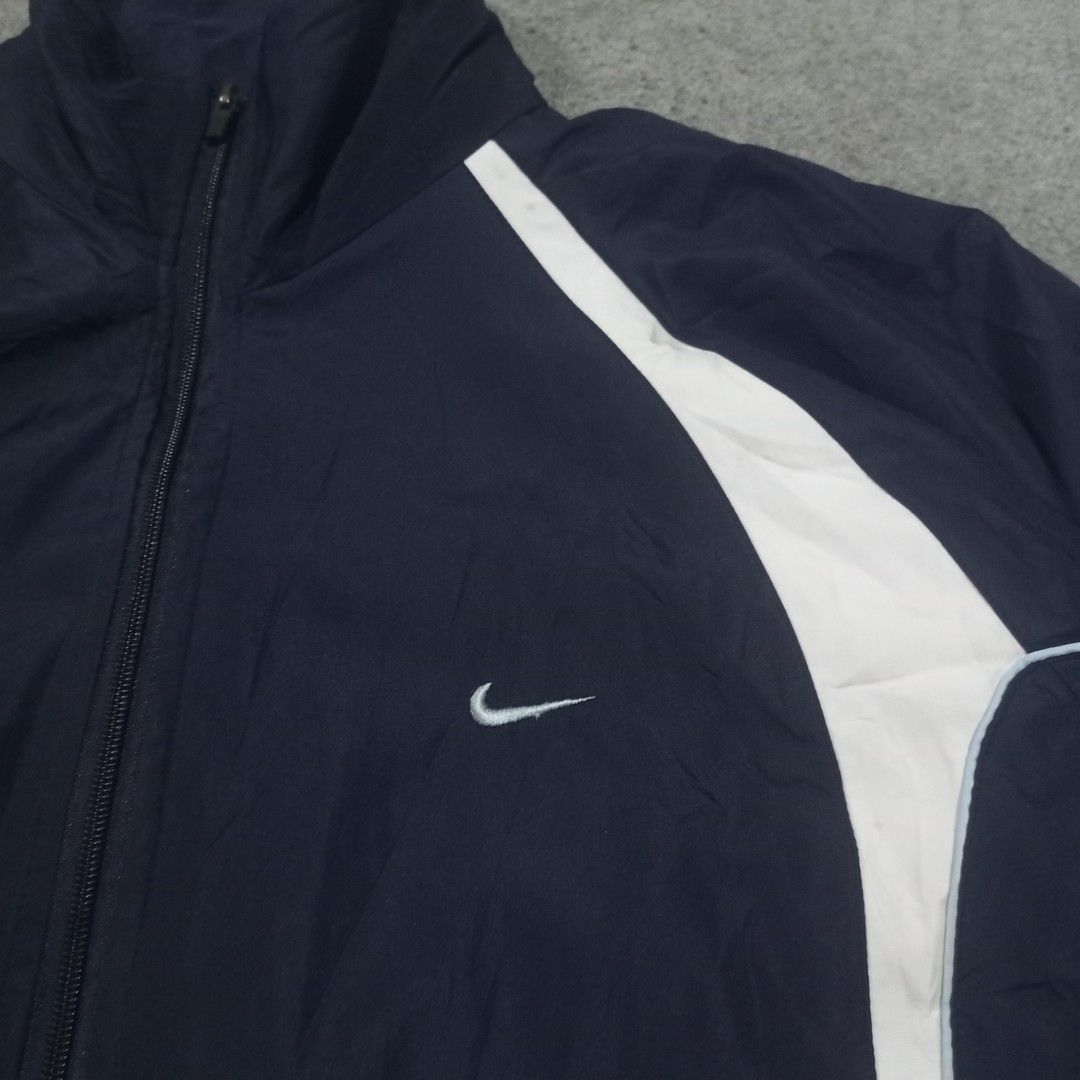 Vintage nike embroid logo & with back logo (Category: Activewear) located in Cebu City. Submitted by sukitriftshop474747 (Listing ID 1459714811, Image 2). Description: Excellent condition No issue Size Medium 22x27 Colorate 10/10.