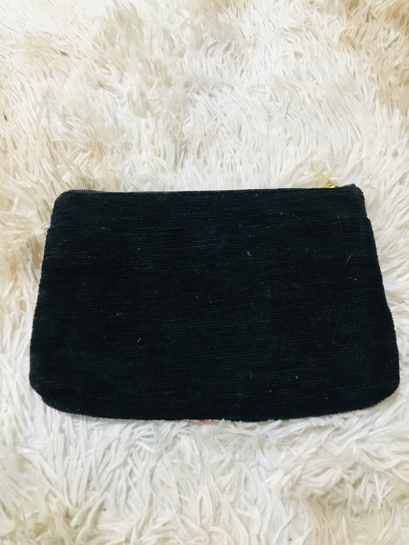 VINTAGE NÉW POUCH (Category: Purses & Pouches) located in Gamu. Submitted by 2022bagsbunny (Listing ID 1459719278, Image 2). Description: .
