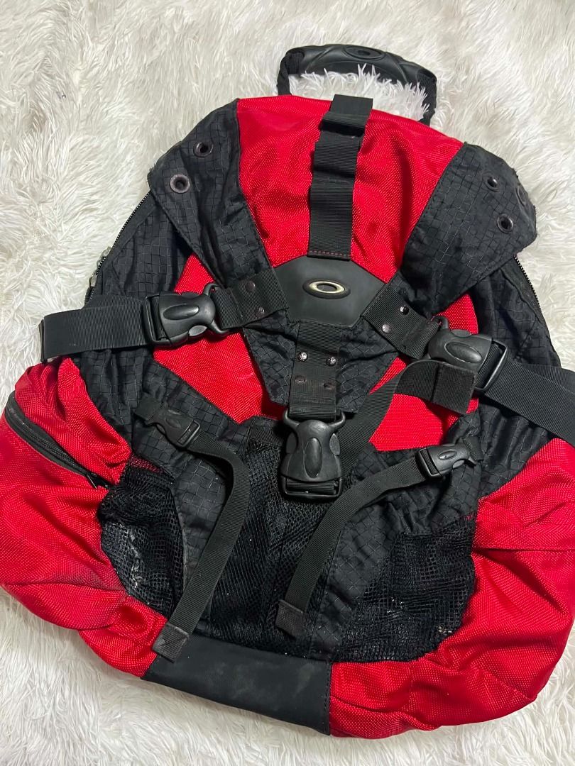 Vintage Oakley Icon Backpack (Category: Backpacks) located in Manila. Submitted by senggggg. (Listing ID 1459870731, Image 2). Description: good condition working zip sign of use minimal rust need wash check details and size.