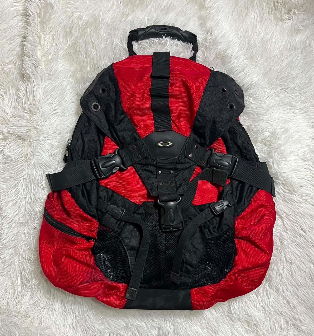 Vintage Oakley Icon Backpack (Category: Backpacks) located in Manila. Submitted by senggggg. (Listing ID 1459870731, Image 1). Description: good condition working zip sign of use minimal rust need wash check details and size.