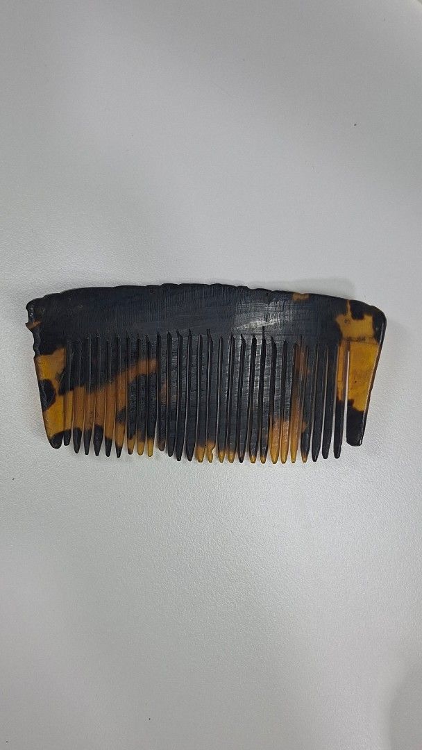 Vintage Payneta 9.7cm (Category: Hair Accessories) located in Makati City. Submitted by archaic532shop (Listing ID 1459778029, Image 2). Description: ■Approximate Dimensions: 9.7cm ■ Material: Tortoise Shell IMPORTANT NOTES: • Clients with OFFERS will be prioritized. • Selling in “As Is “condition (no warranty or guarantees) Accept all flaws before and after purchase. No returns. No exchange of items. • All items are pre-owned unless declared New