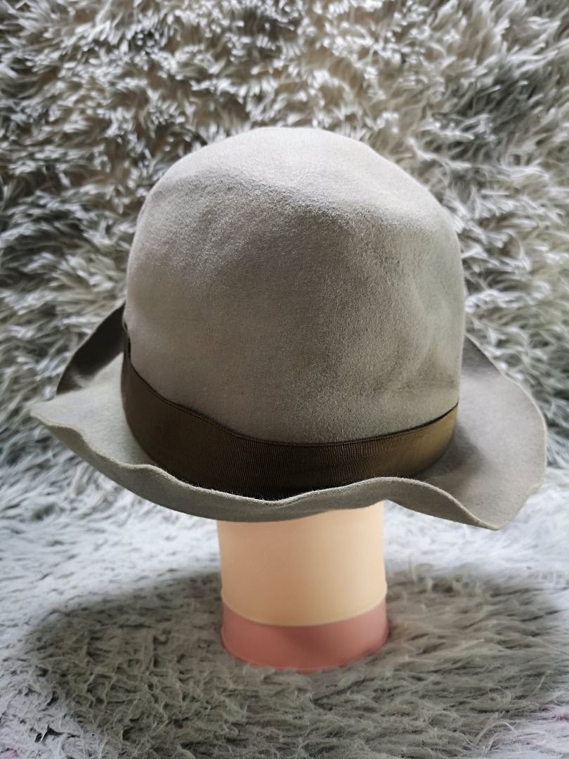 Vintage Style Grey Wool Hat (Category: Hats & Beanies) located in Santa Cruz. Submitted by jmy_surplus.2 (Listing ID 1459716827, Image 2). Description: Size ; 54cm Color ; Grey Type ; Hat Brand ; No brand Material ; Wool Style ; Grey Wool Hat For Women LG 123 JMY 5 Batch #216.