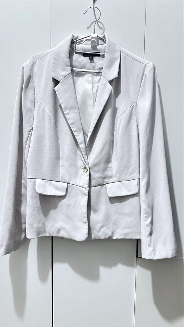 VIVANT BLAZER - Light Grey + 1 free item ❗️Read description (Category: Others Tops) located in Manila. Submitted by herr.boutiqu3.2 (Listing ID 1459797077, Image 1). Description: ❗️BUY 1 of the items FOR SALE to get 1 of the free items. Visit profile for both available items for sale and for free. ❗️❗️Note: Measurements when laid flat ❗️❗️Blazer and Pants SOLD SEPARATELY VIVANT BLAZER Shoulder - 38cm Bust - 45 cm Waist - 42cm Length - 60cm VIVANT