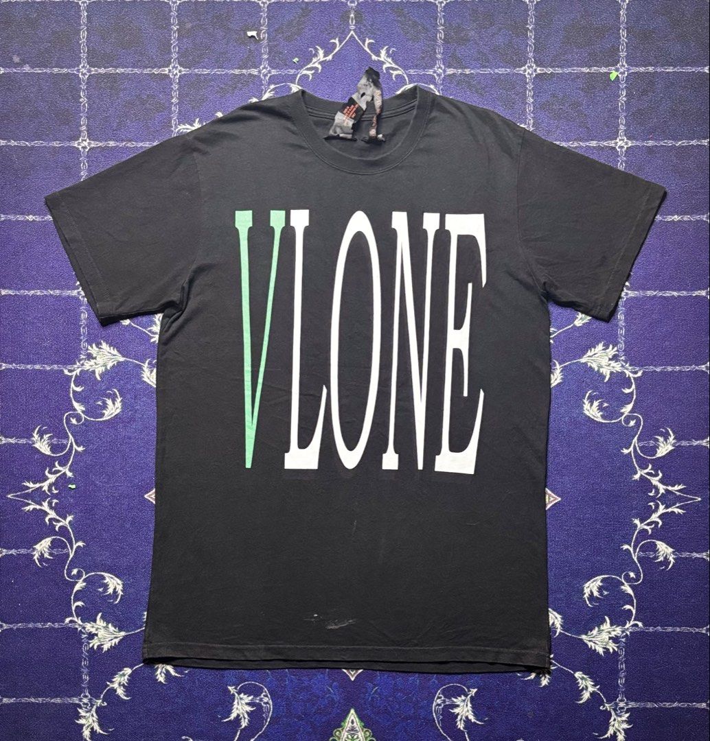 Vlone “V” Staple Tee (Category: Tshirts & Polo Shirts ) located in Valenzuela. Submitted by telagram (Listing ID 1459738037, Image 1). Description: .