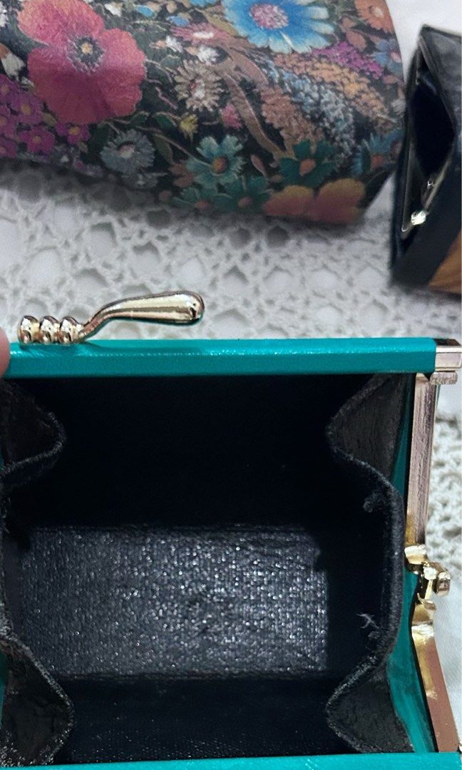 VTG Small Purses (Category: Other Accessories) located in Makati City. Submitted by cestparfaitvintagejewelries (Listing ID 1459864785, Image 3). Description: With minimal sign of usage.