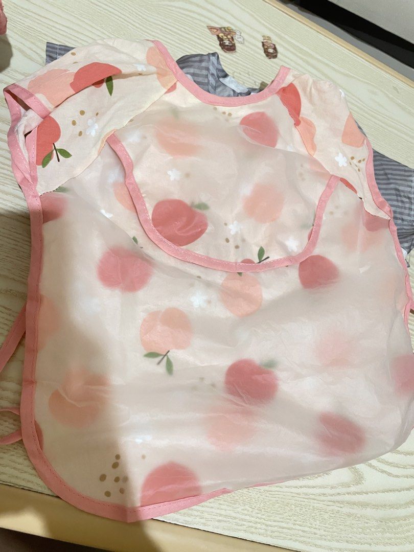 Waterproof baby feeding bib (Category: Weaning & Toddler Feeding) located in Argao. Submitted by jeziah0912 (Listing ID 1459766053, Image 2). Description: 2 baby feeding bib.