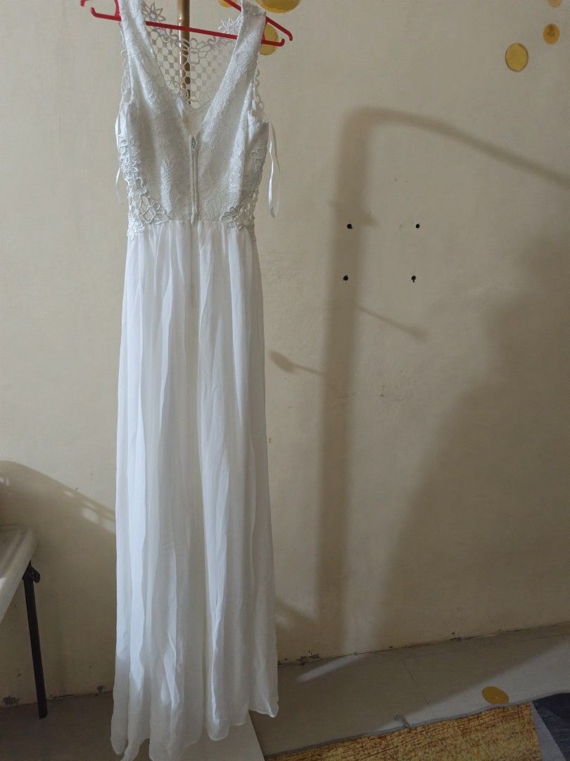 Wedding gown (Category: Evening dresses & gowns) located in Mandaluyong City. Submitted by apparel_jenjo (Listing ID 1459860830, Image 1). Description: Bodice: The upper portion is crafted from embroidered floral lace overlay with a semi-sheer, illusion mesh network styling at the neckline and straps. It features a structured sweetheart underlying base to provide definition and support. Neckline: A modest V-neckline accented by delicate eyelash o