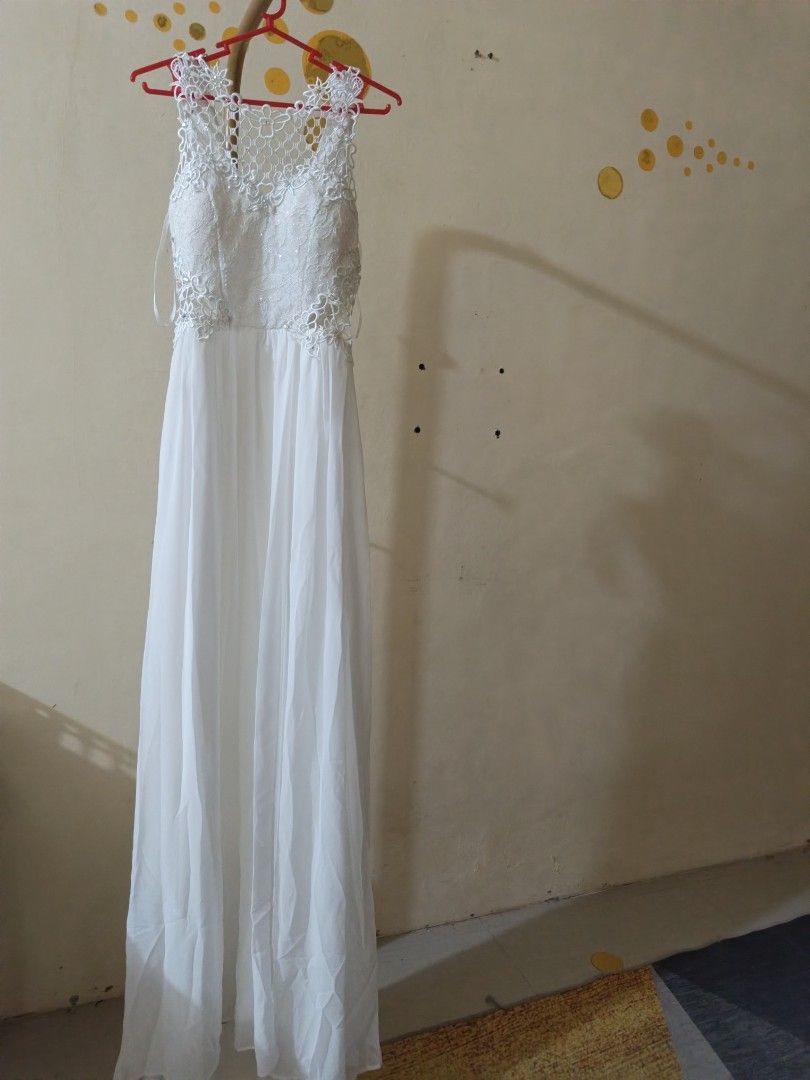 Wedding gown (Category: Evening dresses & gowns) located in Mandaluyong City. Submitted by apparel_jenjo (Listing ID 1459860830, Image 2). Description: Bodice: The upper portion is crafted from embroidered floral lace overlay with a semi-sheer, illusion mesh network styling at the neckline and straps. It features a structured sweetheart underlying base to provide definition and support. Neckline: A modest V-neckline accented by delicate eyelash o