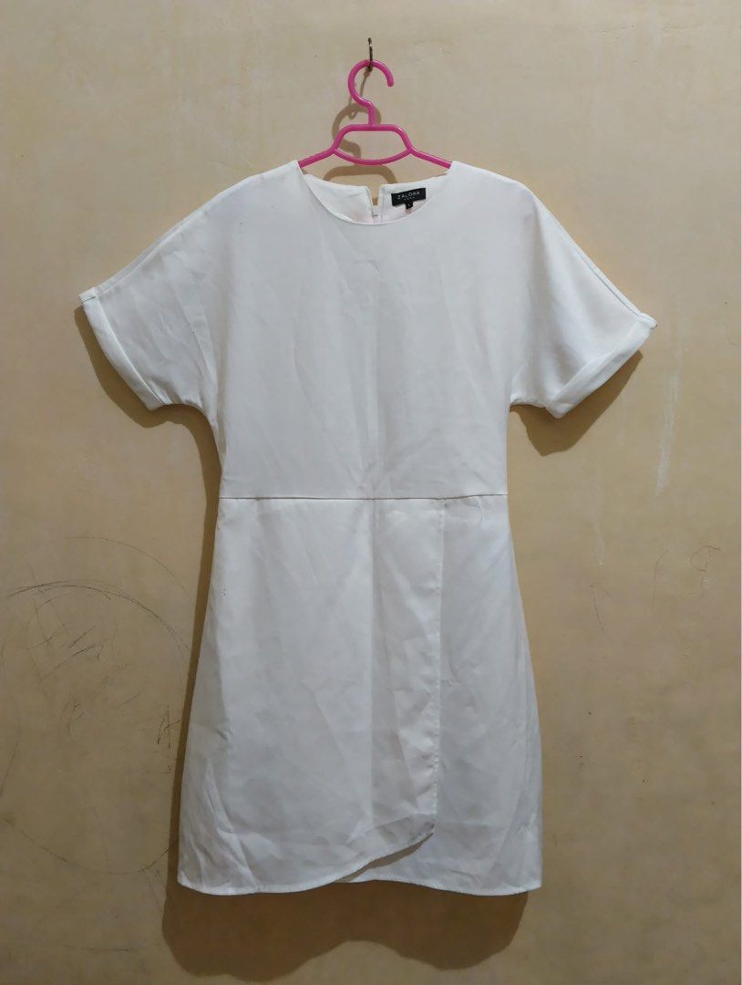 White Dress M-L (Category: Dresses) located in Taguig. Submitted by ysabella_0629 (Listing ID 1459705567, Image 1). Description: Once lang po nagamit sa binyag ng anak ko .