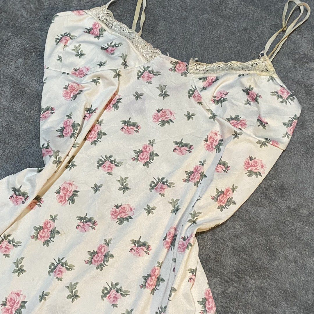 white floral fitted long dress (Category: Dresses) located in Manila. Submitted by findsbyanea (Listing ID 1459837968, Image 3). Description: size: xs - m condition: 10/10 — no issues.