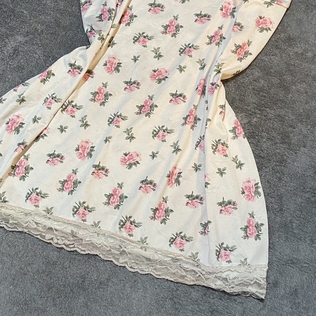 white floral fitted long dress (Category: Dresses) located in Manila. Submitted by findsbyanea (Listing ID 1459837968, Image 2). Description: size: xs - m condition: 10/10 — no issues.