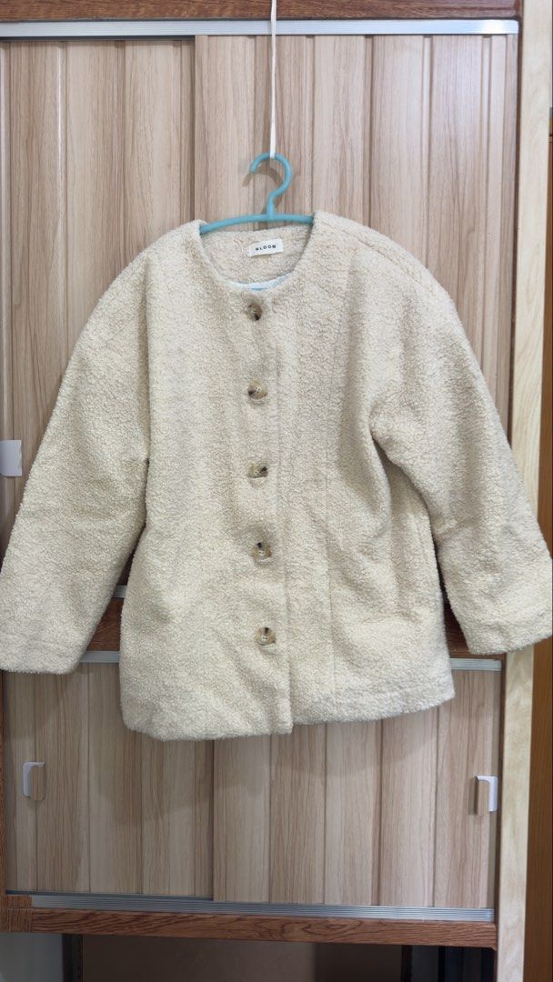 White fur jacket with side pockets (Category: Coats, Jackets and Outerwear) located in Odiongan. Submitted by annesrack (Listing ID 1459752071, Image 2). Description: .