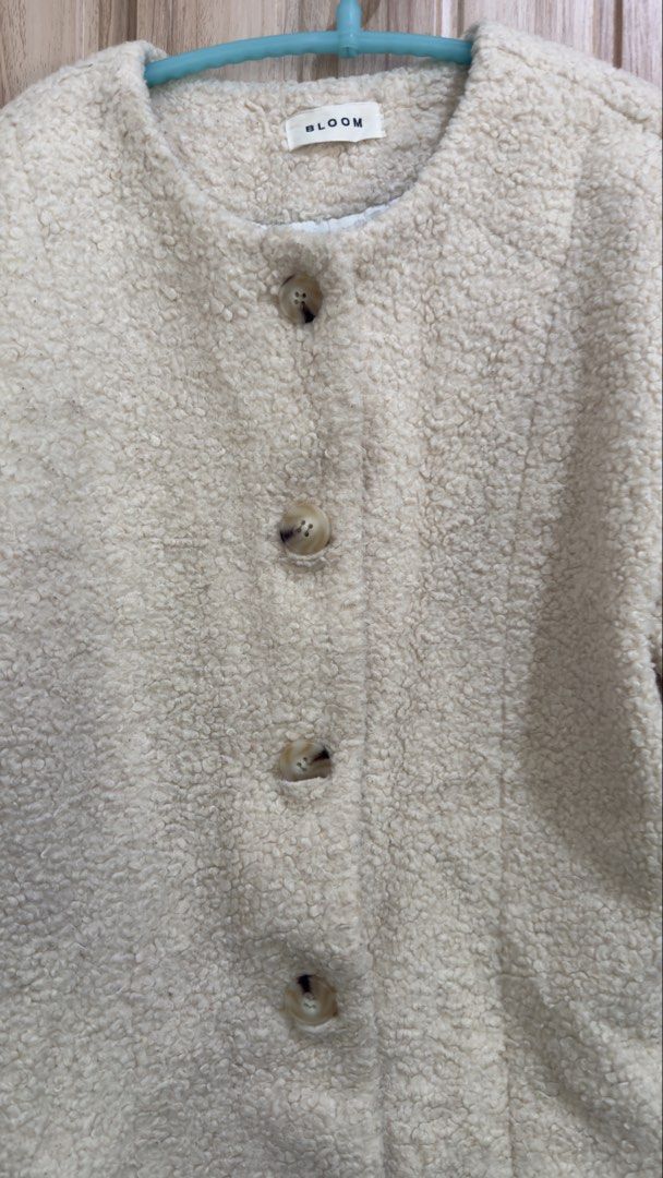 White fur jacket with side pockets (Category: Coats, Jackets and Outerwear) located in Odiongan. Submitted by annesrack (Listing ID 1459752071, Image 3). Description: .