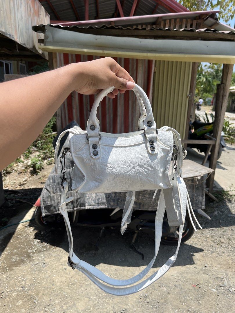 White Leather Handbag with Studs (Category: Luxury Bags & Wallets) located in Manila. Submitted by lj_thrifter (Listing ID 1459775205, Image 2). Description: Preloved Good condition Color rate 9.5/10 Not coded No crack .