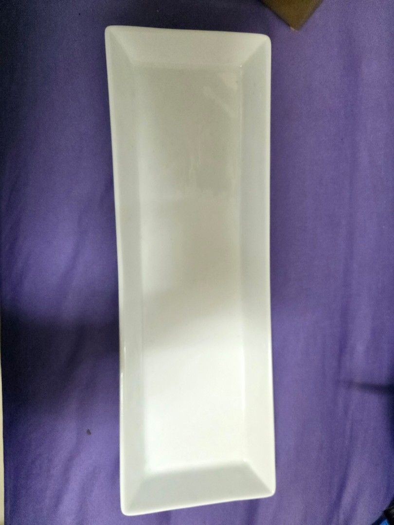 White Rectangular Ceramic Serving Platter （分類：花瓶園藝）位於 Hong Kong。 由 sushameowie 提交（商品編號 1459872641，圖片 1）。簡介： 32cm x 11cm white rectangular porcelain decorative platter。