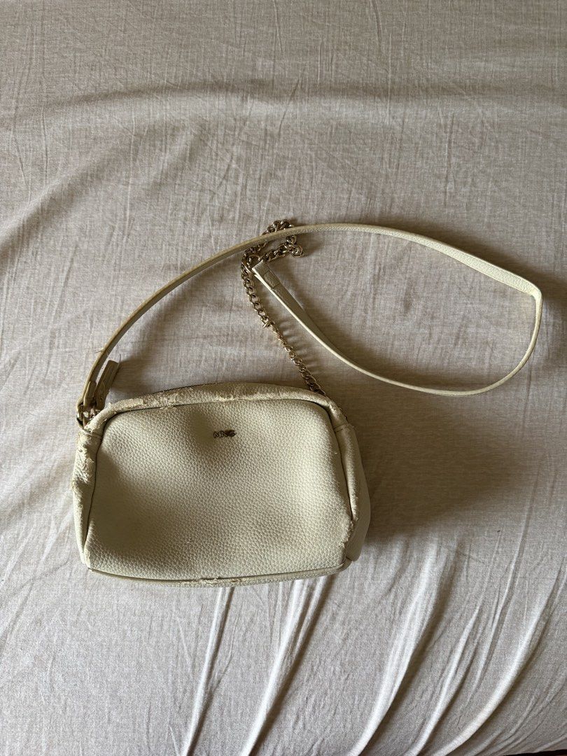 White Sling Bag (Category: Carriers & Slings) located in Paranaque City. Submitted by shopsuey.2021 (Listing ID 1459704304, Image 1). Description: .