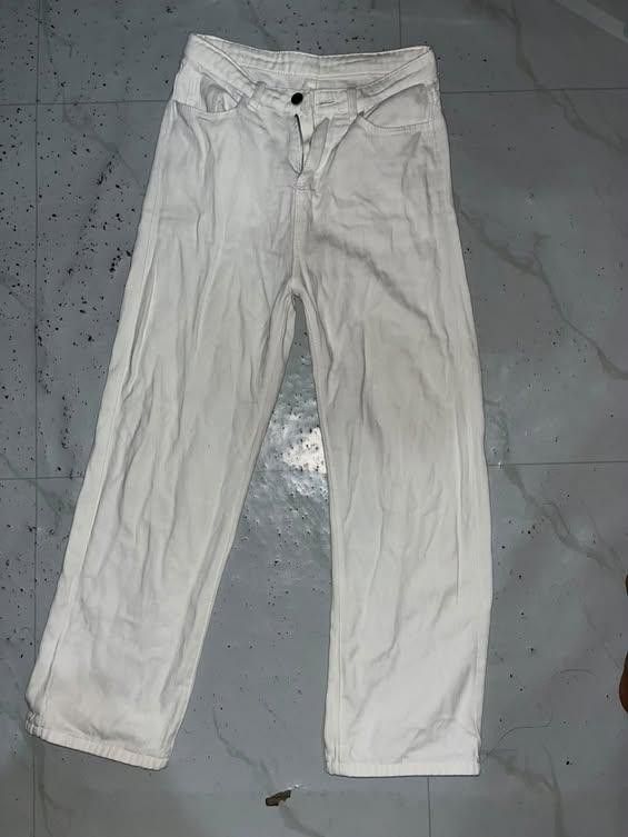 White Wide Leg Jeans (Category: Jeans) located in Adams. Submitted by d4vid (Listing ID 1459819258, Image 1). Description: - White wide leg jeans - Classic five-pocket style - Button and zip closure - Comfortable fit for everyday wear - Easy to pair with any top - A wardrobe essential.