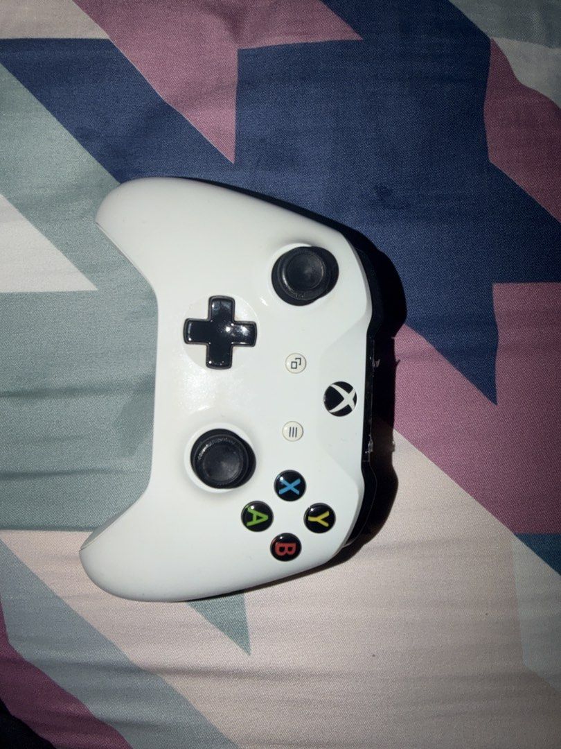 White Xbox One S Console with controller （分類：Xbox）位於 Hong Kong。 由 sugarboba123 提交（商品編號 1458981250，圖片 2）。簡介： Selling my white Xbox One S console. It's in good working order.Ready for a new home. Let me know if you have any questions.。