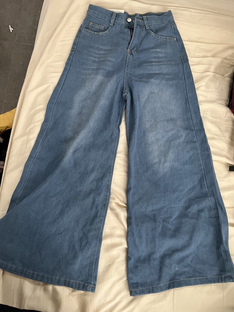 Wide Leg Denim Jeans (Category: Jeans) located in Pasig City. Submitted by crybaby666 (Listing ID 1459757928, Image 1). Description: - Light wash wide leg jeans - High waisted style - Zipper and button closure - Classic five-pocket design - Super comfy and stylish - Great for casual wear - Easy to pair with any top.