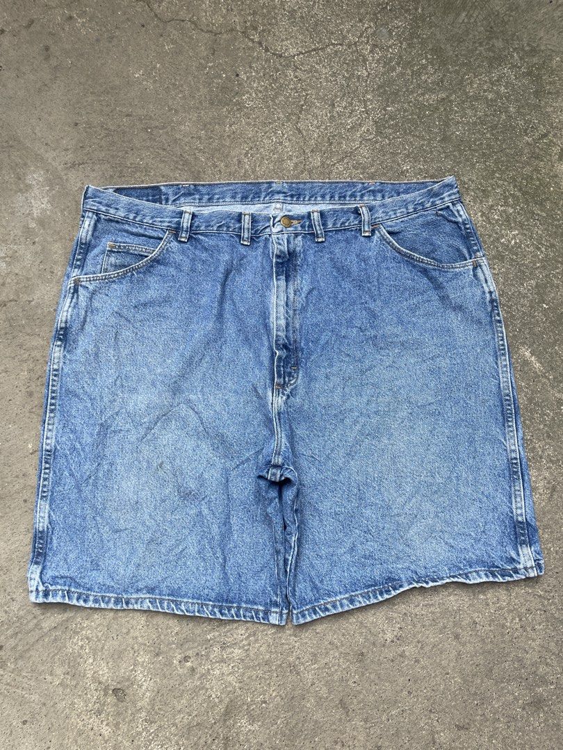 WRANGLER AUTHENTIC SHORTS (Category: Shorts) located in Davao. Submitted by riab_qt (Listing ID 1459759473, Image 1). Description: - Super hard denim - Clean cut - Good as new SIZE: 44” | LENTGH: 23” MINE ₱200.