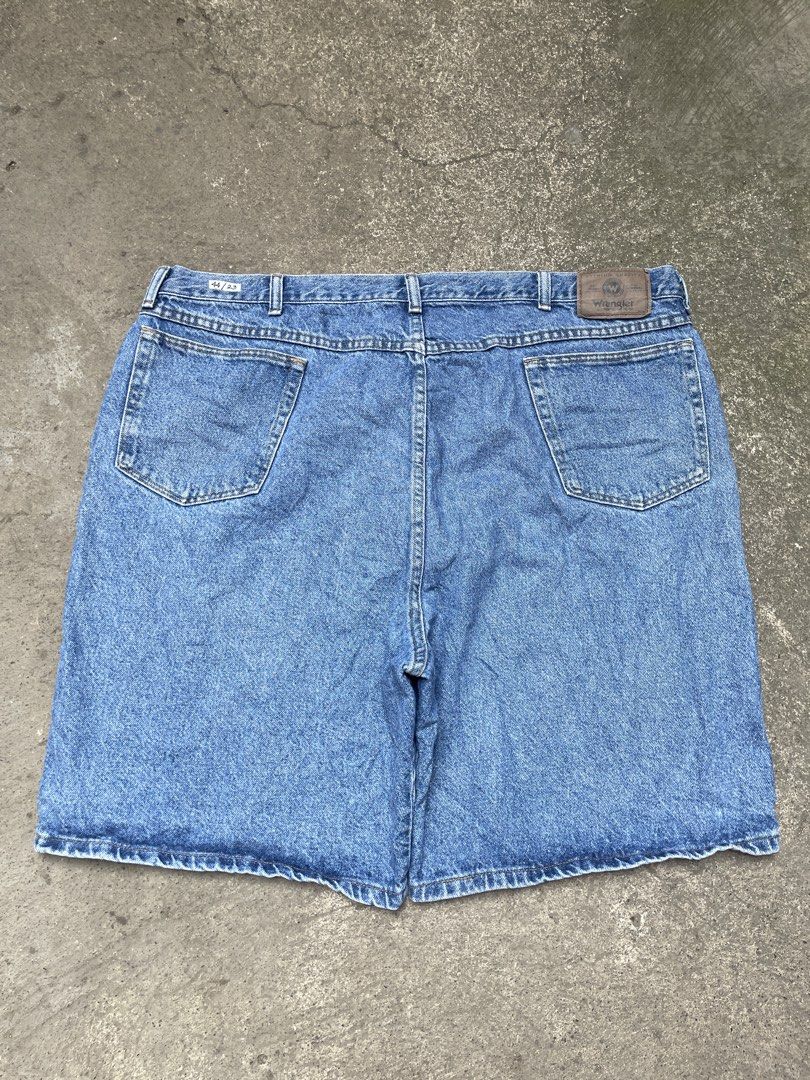 WRANGLER AUTHENTIC SHORTS (Category: Shorts) located in Davao. Submitted by riab_qt (Listing ID 1459759473, Image 2). Description: - Super hard denim - Clean cut - Good as new SIZE: 44” | LENTGH: 23” MINE ₱200.