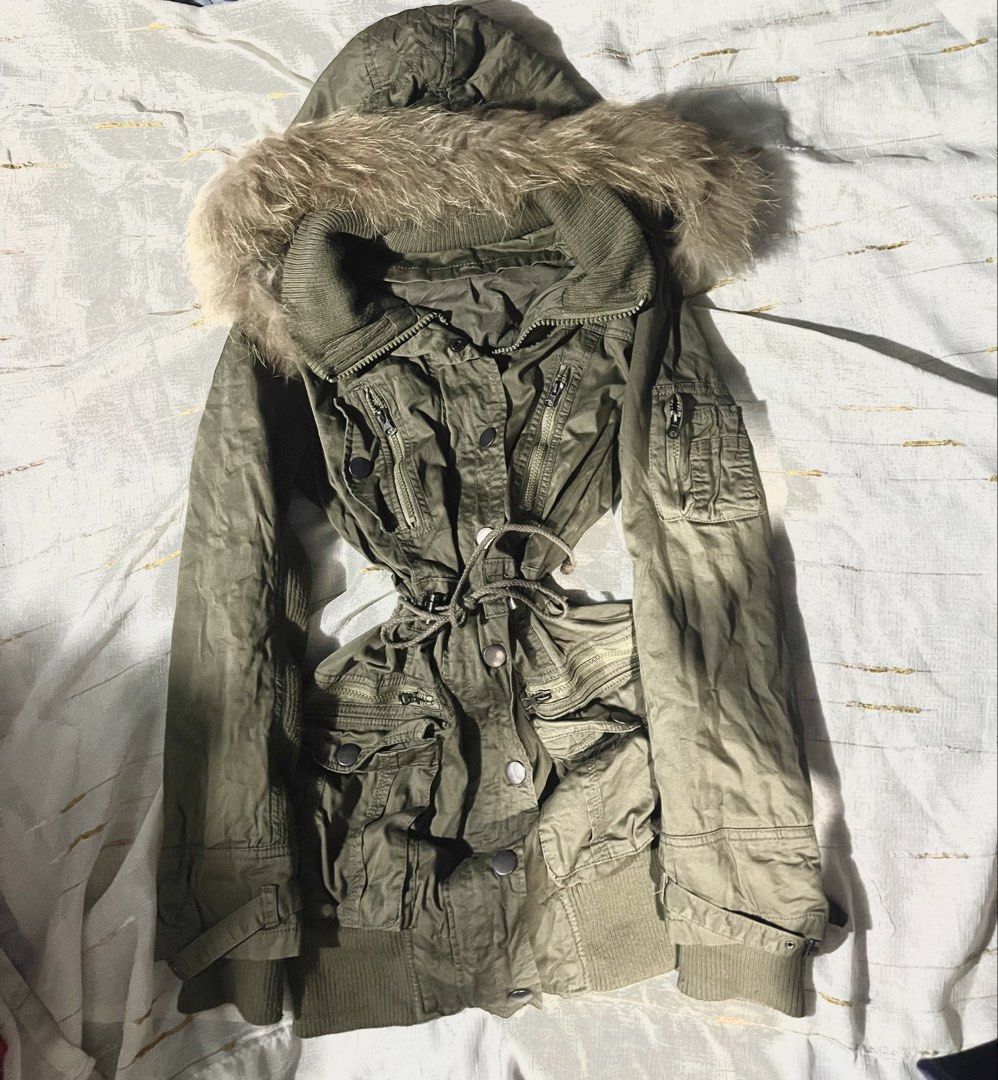 Y2k fur hood jacket (Category: Announcements) located in Makati City. Submitted by th3spiceofvalentines (Listing ID 1459873739, Image 1). Description: .