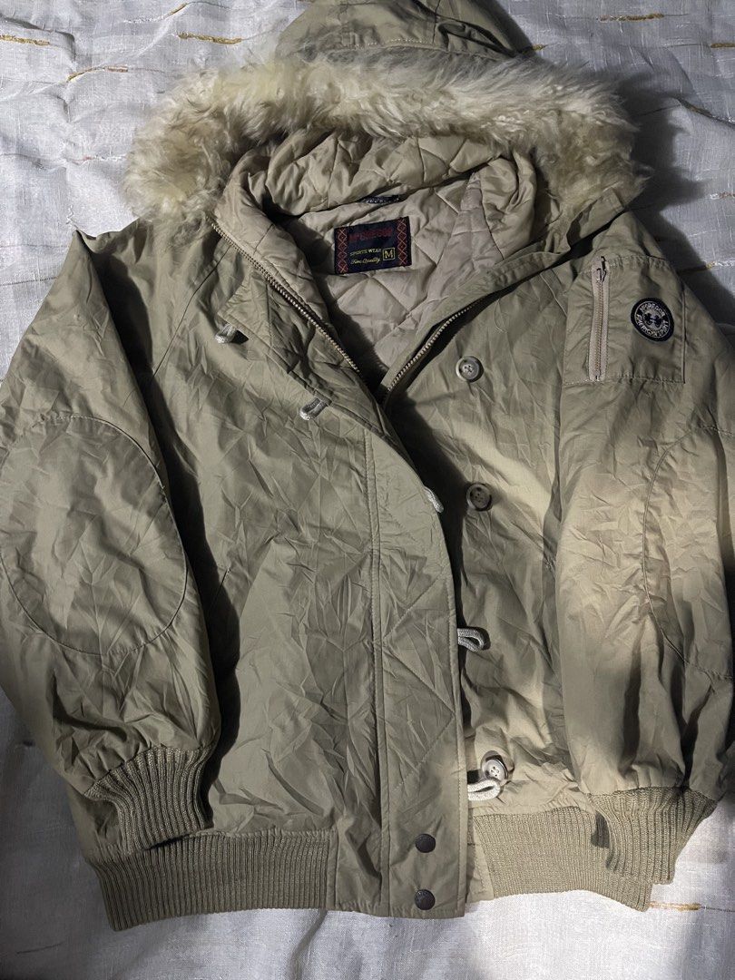 Y2k fur hood jacket (Category: Coats, Jackets and Outerwear) located in Makati City. Submitted by chromedollph (Listing ID 1459874480, Image 2). Description: .