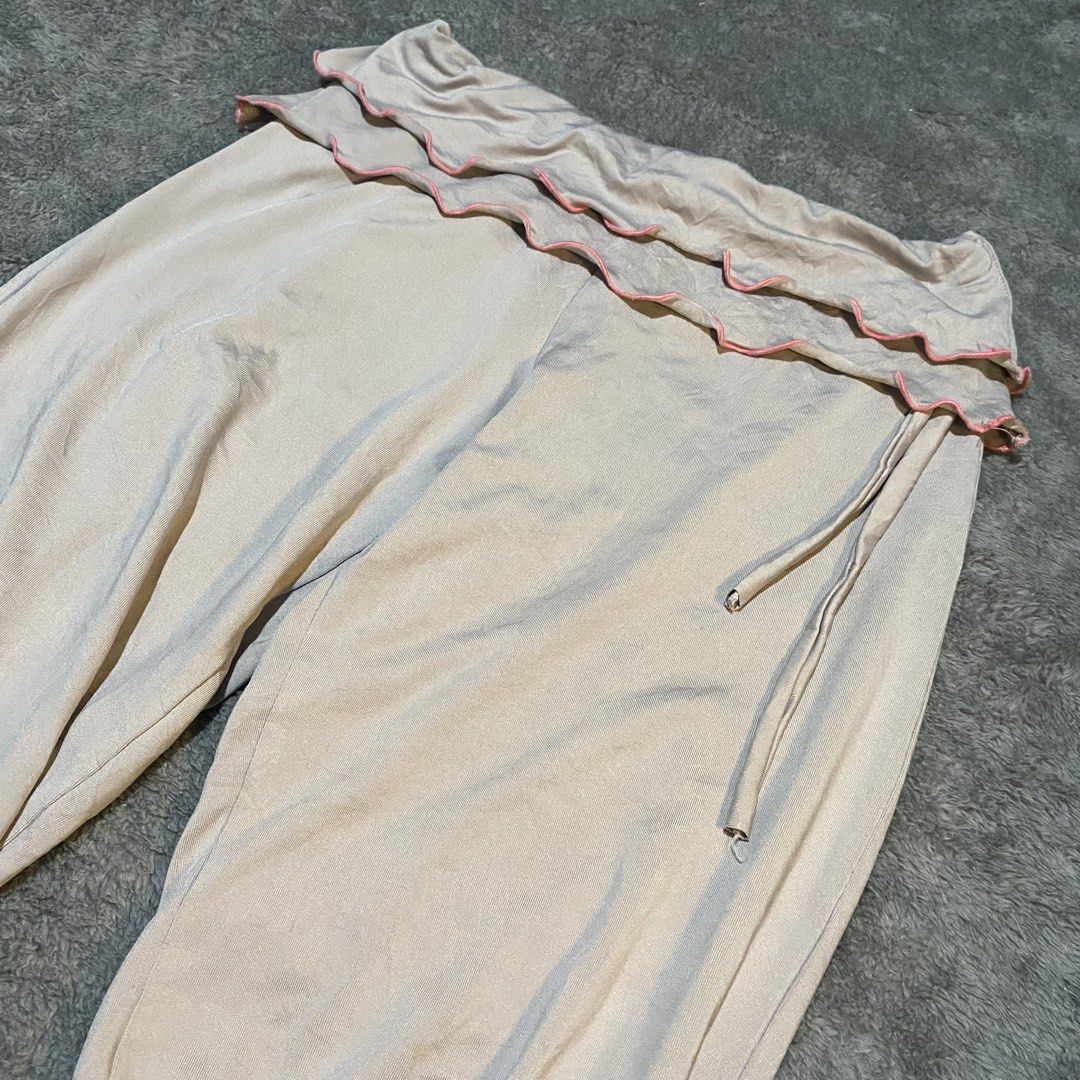 y2k ruffled capri pants (Category: Other Bottoms) located in Manila. Submitted by findsbyanea (Listing ID 1459838783, Image 3). Description: size: xs - m condition: 10/10 — no issues.