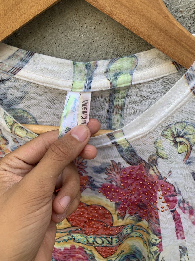 Y2k Style LongSleeve Ocean Breeze (Category: Longsleeves) located in Cebu City. Submitted by team13ios (Listing ID 1459779293, Image 3). Description: Y2k Ocean Breeze Longsleeve Size-Medium W-14 L-25 Good Condition Issue- last picture/manipis tela.