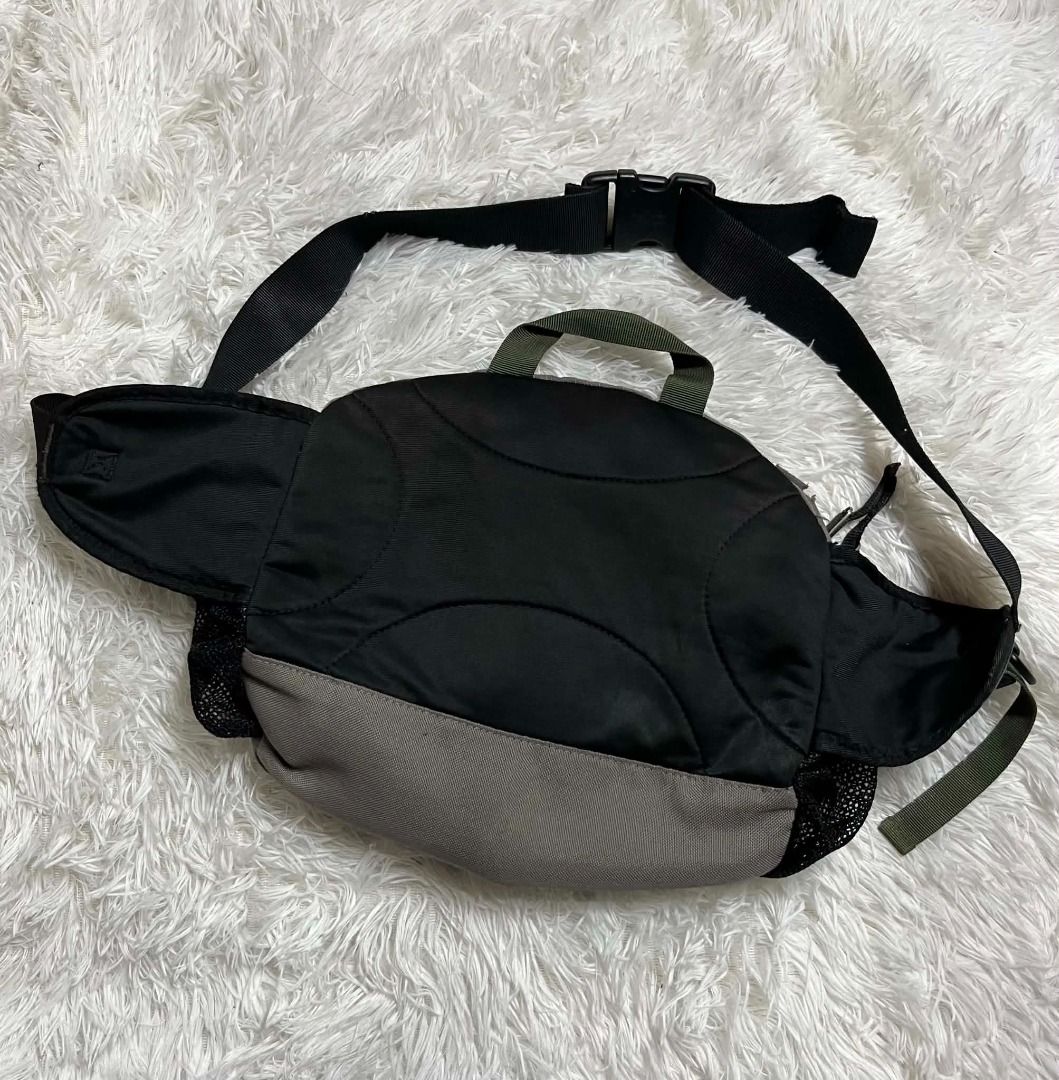 Y2k Vintage Nike Belt Bag (Category: Belt bags, Clutches and Pouches) located in Manila. Submitted by senggggg. (Listing ID 1459872607, Image 3). Description: good condition working zip sign of use check detail pic and size .